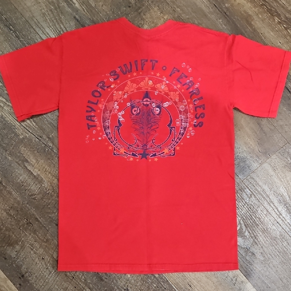 Taylor Swift Fearless Tour T-Shirt in Red - Picture 2 of 2